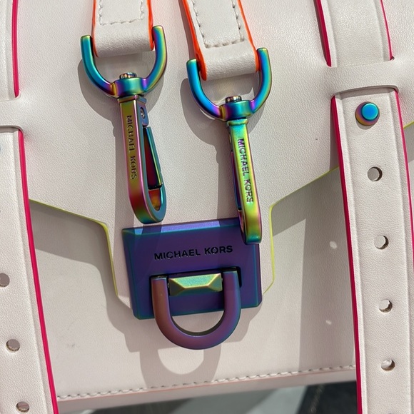 MICHAEL KORS
Manhattan Medium Contrast-Trim Leather Satchel
35H1TNCS8L
Optic Wht - Picture 14 of 16